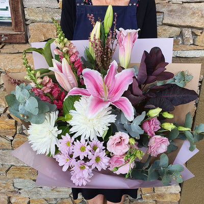2 x snapdragon pink,1 x Oriental lily, 2 x Disbuds, 1x lisianthus pink, 1 x Chrys